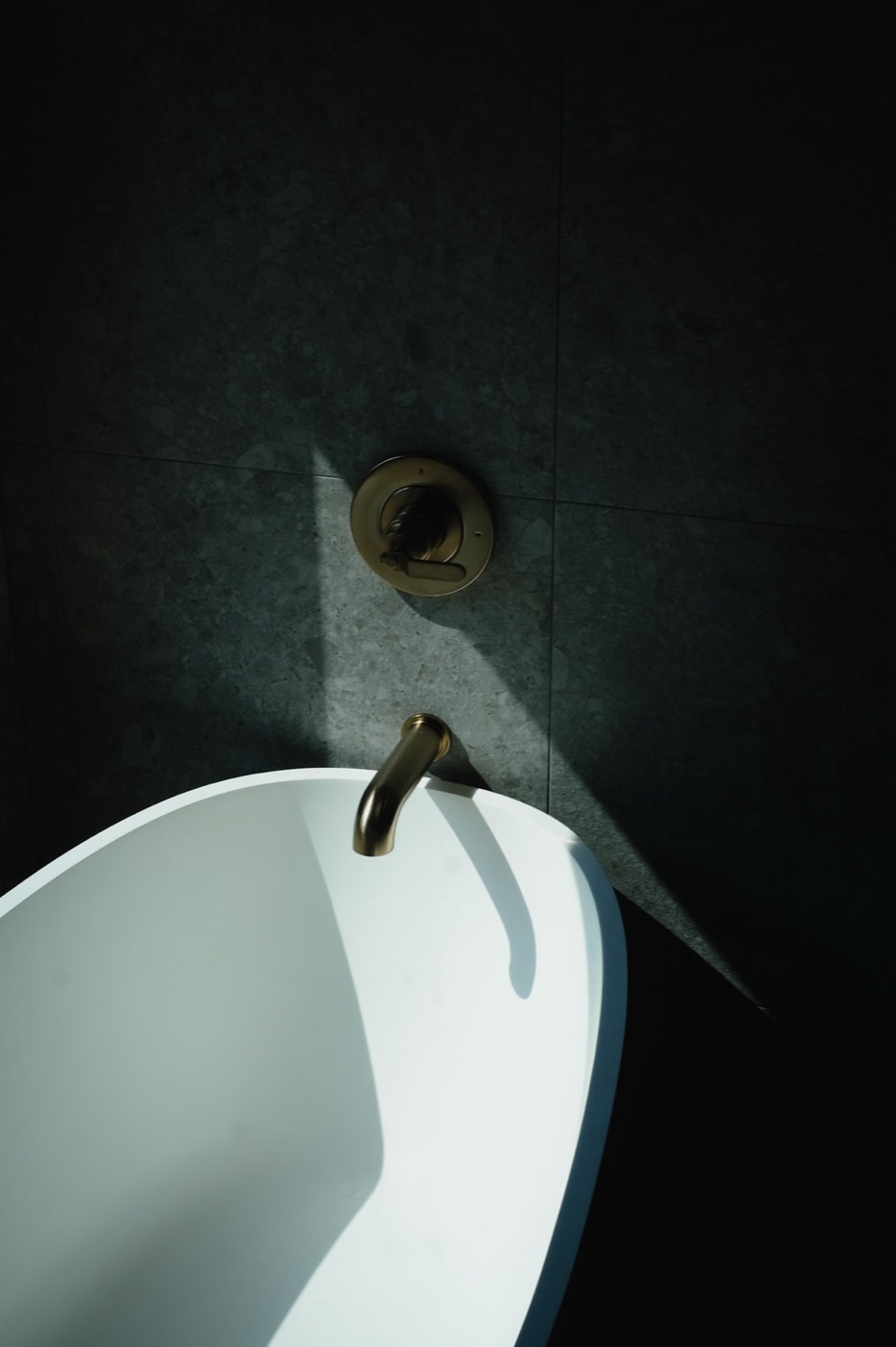 Enhabit barrel sauna overlooking the lake